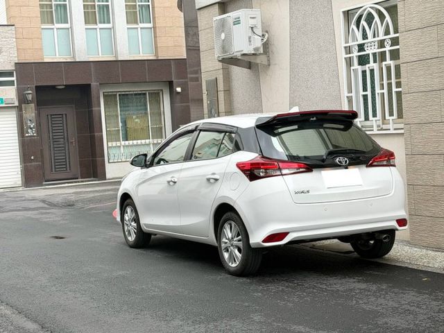 『YARIS 豪華版』｜免鑰匙｜摸門解鎖｜定速巡航｜循跡防滑｜影音主機｜倒車顯影｜恆溫空調  第3張相片
