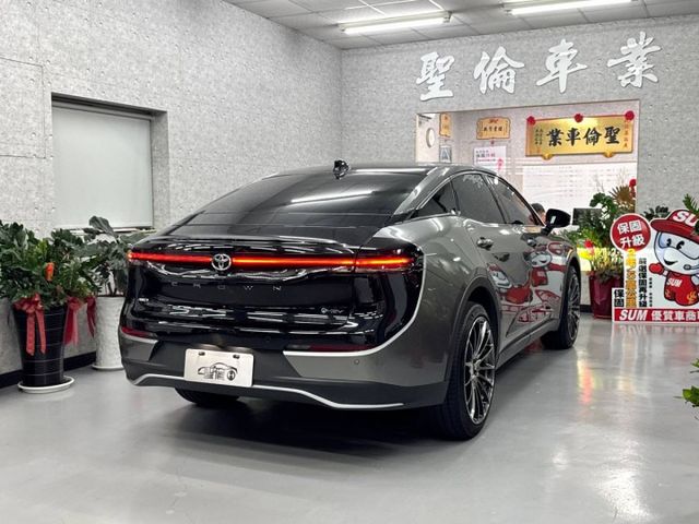 『CROWN 皇家版』｜ACC跟車｜全景電動天窗｜電動尾門｜電子手煞車｜電動記憶座椅｜盲點偵測｜抬頭顯示器｜360環景  第4張相片