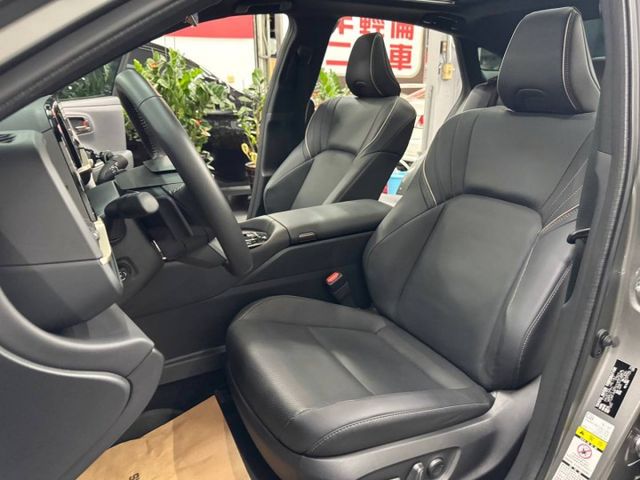 『CROWN 皇家版』｜ACC跟車｜全景電動天窗｜電動尾門｜電子手煞車｜電動記憶座椅｜盲點偵測｜抬頭顯示器｜360環景  第7張相片