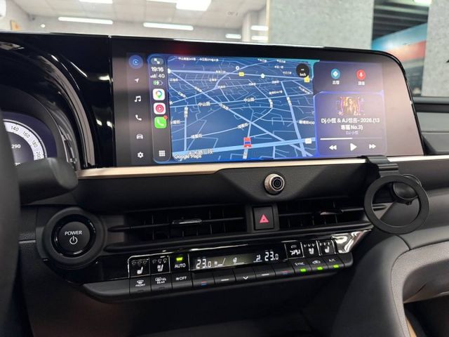 『CROWN 皇家版』｜ACC跟車｜全景電動天窗｜電動尾門｜電子手煞車｜電動記憶座椅｜盲點偵測｜抬頭顯示器｜360環景  第9張相片