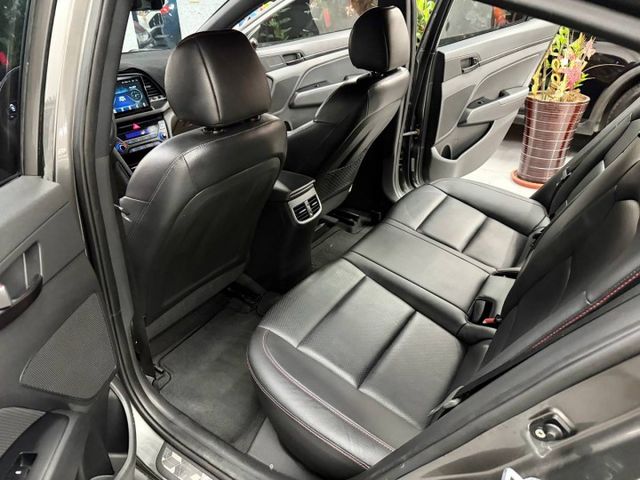 『ELANTRA SPORT』｜定速巡航｜摸門解鎖｜免鑰匙｜BC BR避震｜台製旋壓F1A6 18吋鋁圈｜碳纖維方向盤  第8張相片