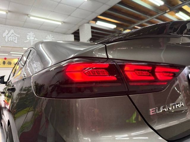 『ELANTRA SPORT』｜定速巡航｜摸門解鎖｜免鑰匙｜BC BR避震｜台製旋壓F1A6 18吋鋁圈｜碳纖維方向盤  第19張相片