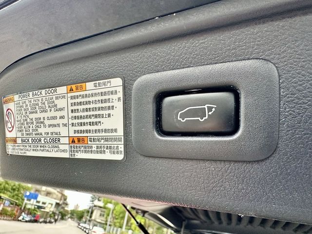 LEXUS凌志 LM300H  第7張相片