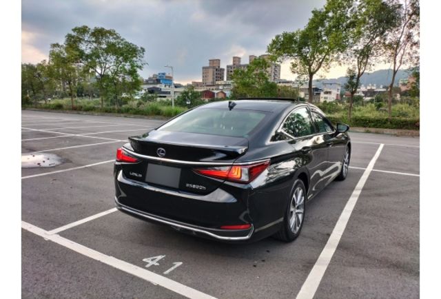 LEXUS ES300h 豪華版  第2張相片