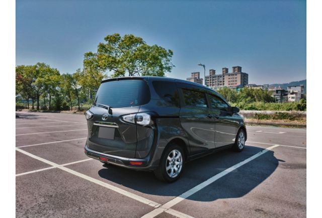 SIENTA 1.8 七人座 豪華版 原鈑件  第2張相片