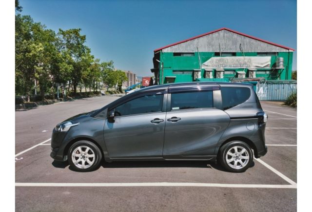 SIENTA 1.8 七人座 豪華版 原鈑件  第3張相片