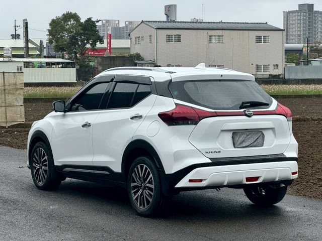 KICKS  第3張相片