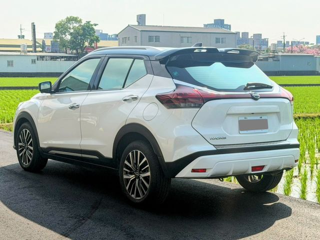 KICKS  第3張相片