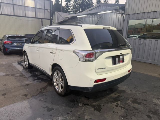 MITSUBISHI三菱 OUTLANDER  第4張相片