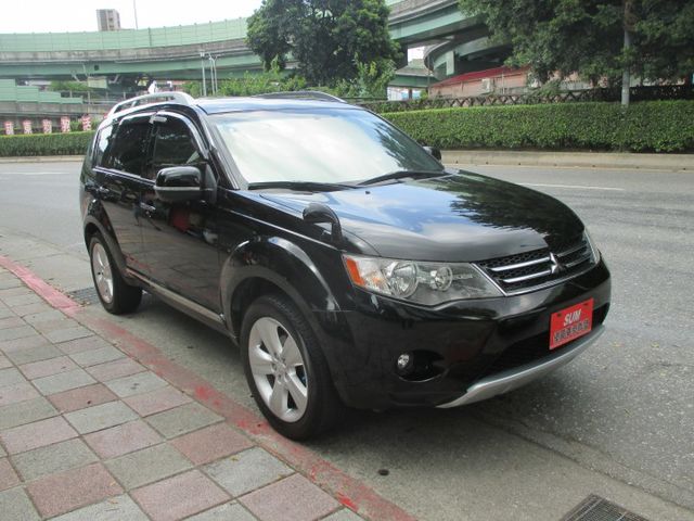 正港稀有純一手車庫車四輪傳動頂級版整台零事故.整台原板件.整台原廠保養記錄.底盤更是安靜無漏油.有圖有真相  第1張相片