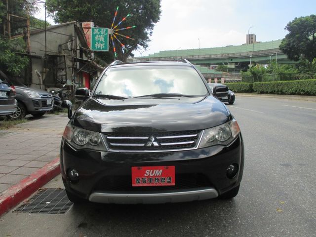 正港稀有純一手車庫車四輪傳動頂級版整台零事故.整台原板件.整台原廠保養記錄.底盤更是安靜無漏油.有圖有真相  第2張相片