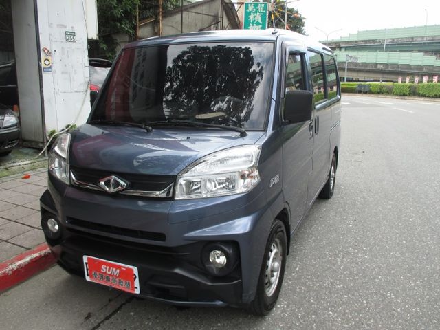 正港稀有正8人座頂級進階版.純一手車庫車整台零事故整台原板件整台原廠保養記錄.正時皮帶套件剛換.購車再加贈原廠5大保固  第2張相片