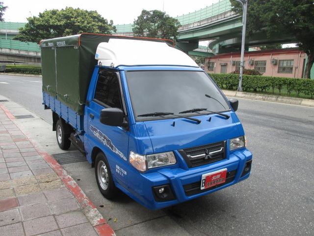 正港純一手車庫車整台零事故整台原板 件公里數低純跑八萬.整台原廠保養記錄原廠年兩萬公里保固中有升降尾門  第1張相片