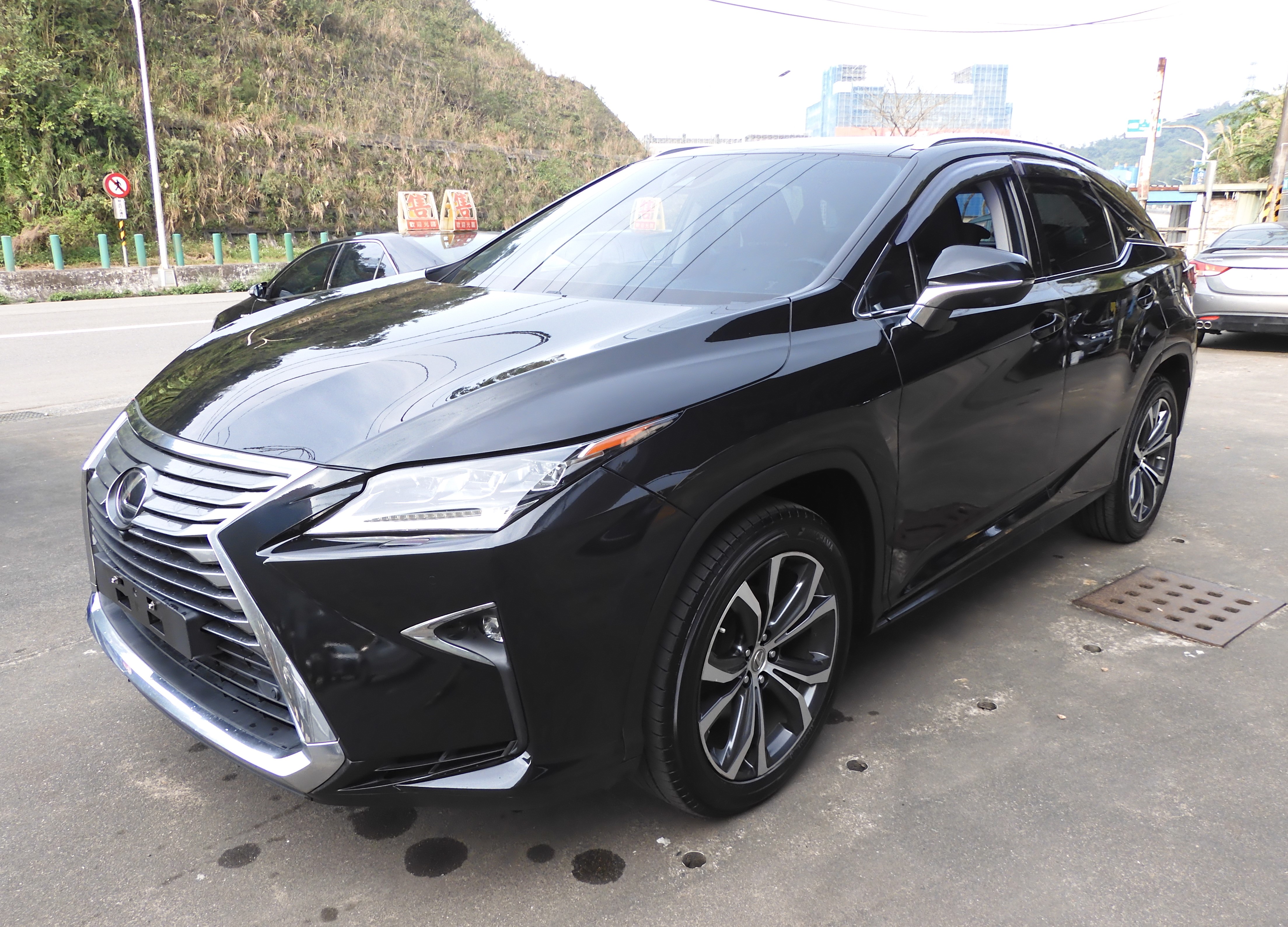 2017【保證實車實價72.5萬】電動天窗/電動尾門/環景系統，車美如新  第1張相片