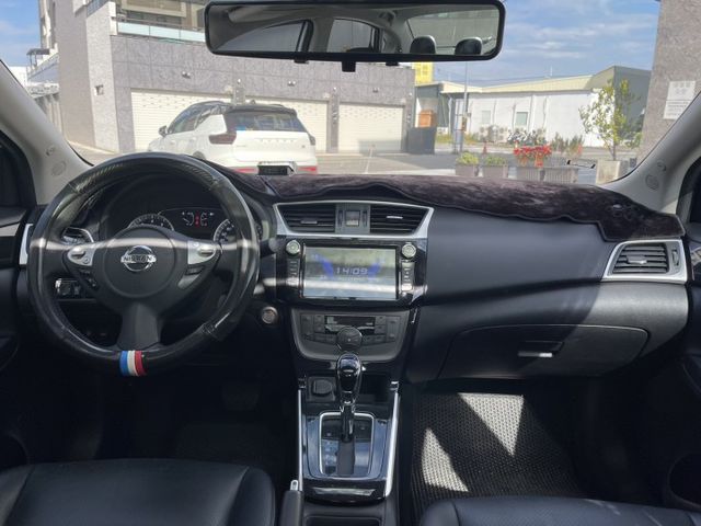 全車原鈑 免鑰匙 胎壓偵測 車側盲點 360環景  第5張相片