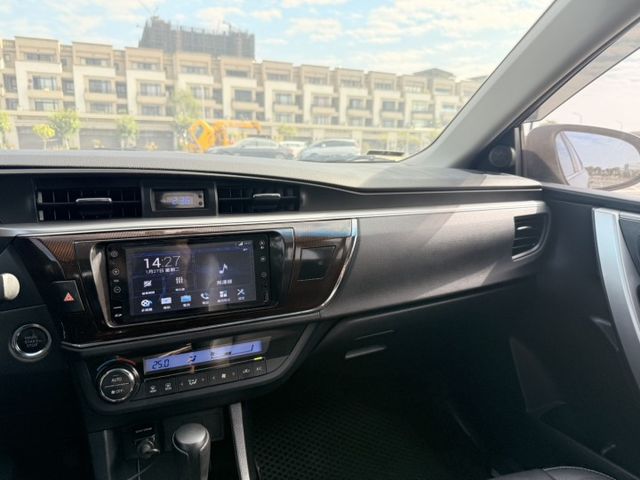 原鈑件/藍芽影音/免鑰匙/定速/抬頭顯示器/倒車顯影  第9張相片