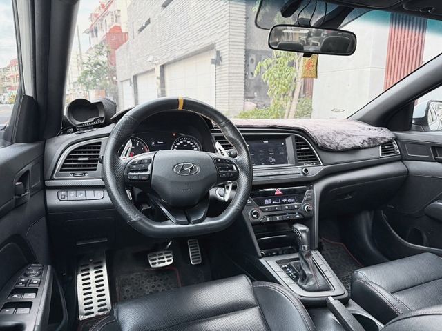 Sport版 雙前座跑車座椅  免鑰匙啟動車門鎖  分區溫控 定速巡航 後座出風口  第3張相片