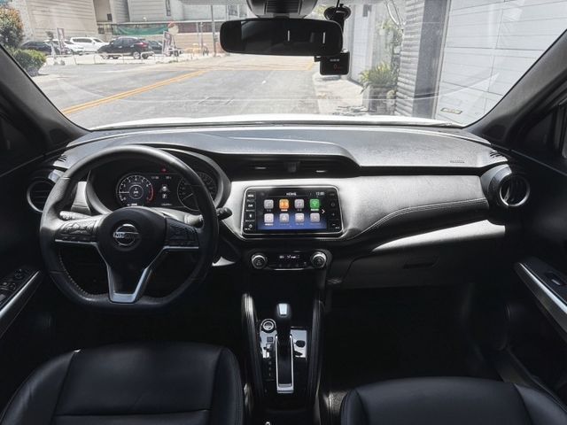 Kicks 智行旗艦版 LED頭燈  方向盤快控鍵 恆溫空調 環景影像 免鑰匙啟動車門鎖  第3張相片
