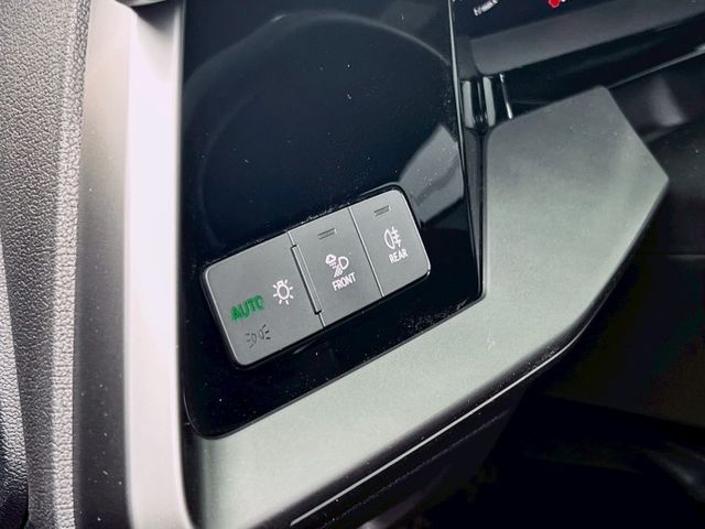 雙區恆溫空調 電動尾門 ACC主動跟車系統  免鑰匙啟動車門鎖 方向盤快控鍵 盲點偵測  第14張相片