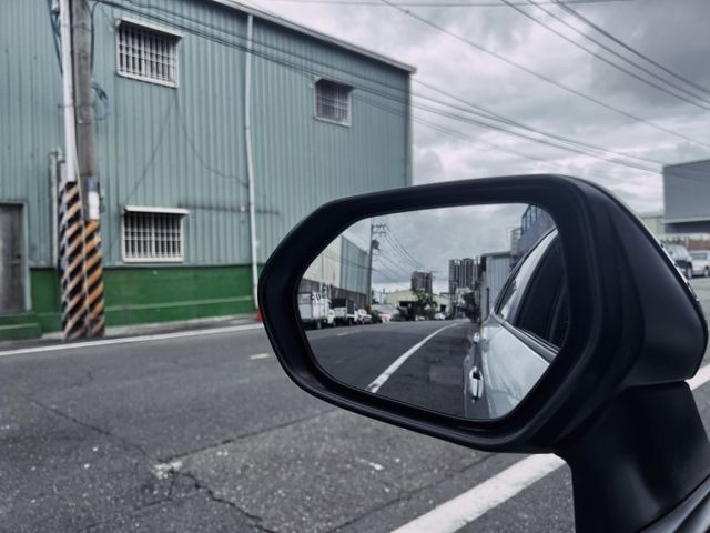 方向盤快控鍵 免鑰匙啟動車門鎖 ACC主動跟車系統 盲點偵測 倒車影像 一鍵啟動 遠近光燈自動切換  第12張相片