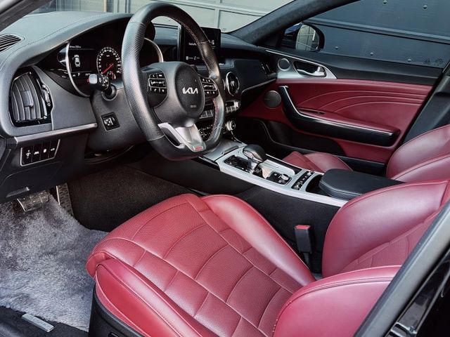 抬頭顯示器 電動尾門 雙區恆溫空調 免鑰匙啟動 摸門解鎖 後座出風口 360環景 HK音響  第5張相片