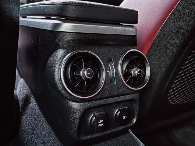 抬頭顯示器 電動尾門 雙區恆溫空調 免鑰匙啟動 摸門解鎖 後座出風口 360環景 HK音響  第9張相片