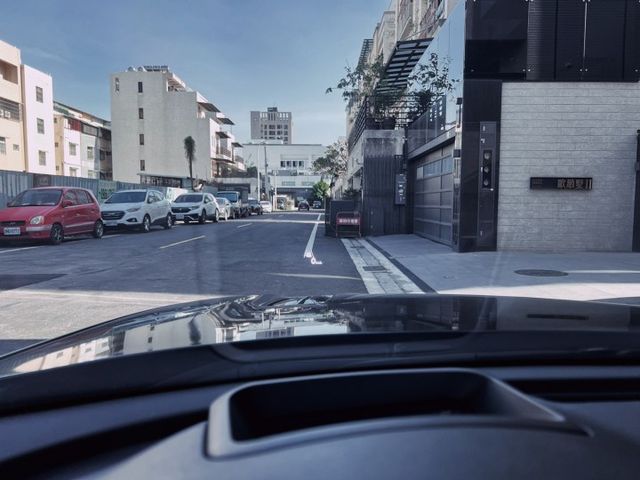 抬頭顯示器 電動尾門 雙區恆溫空調 免鑰匙啟動 摸門解鎖 後座出風口 360環景 HK音響  第11張相片