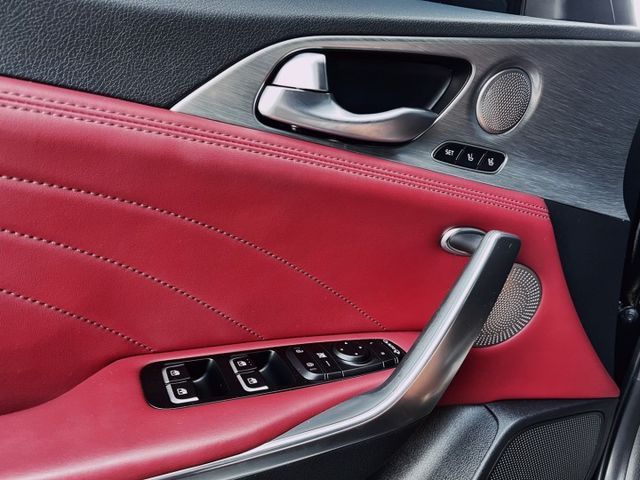 抬頭顯示器 電動尾門 雙區恆溫空調 免鑰匙啟動 摸門解鎖 後座出風口 360環景 HK音響  第13張相片