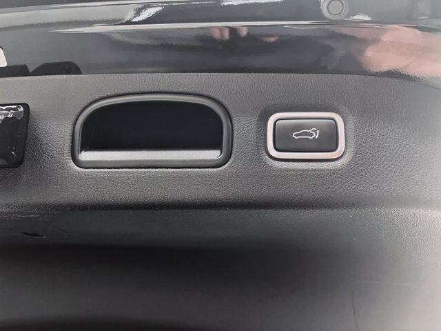 抬頭顯示器 電動尾門 雙區恆溫空調 免鑰匙啟動 摸門解鎖 後座出風口 360環景 HK音響  第15張相片