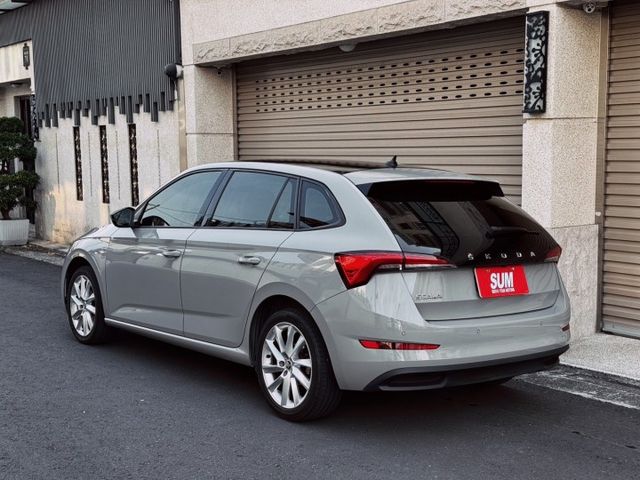 雙區恆溫空調 後座出風口 摸門解鎖 免鑰匙啟動 倒車顯影 前後雷達  第2張相片