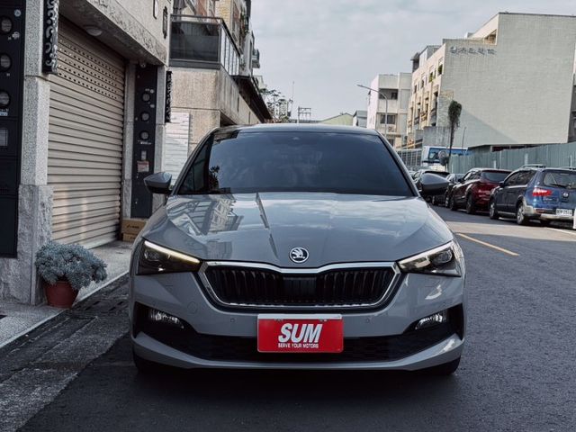 雙區恆溫空調 後座出風口 摸門解鎖 免鑰匙啟動 倒車顯影 前後雷達  第3張相片