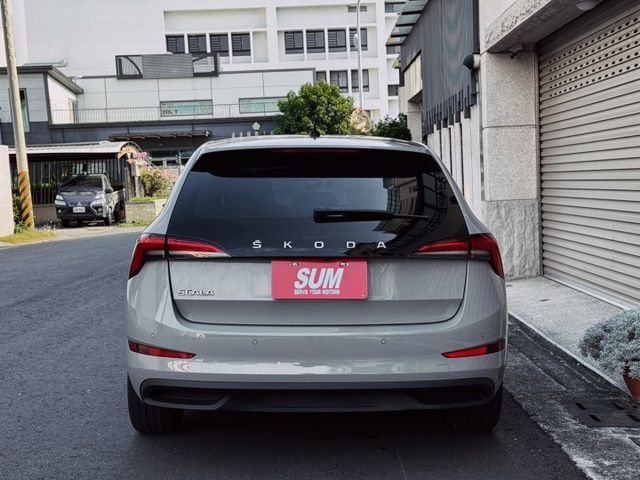 雙區恆溫空調 後座出風口 摸門解鎖 免鑰匙啟動 倒車顯影 前後雷達  第4張相片