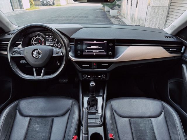 雙區恆溫空調 後座出風口 摸門解鎖 免鑰匙啟動 倒車顯影 前後雷達  第7張相片