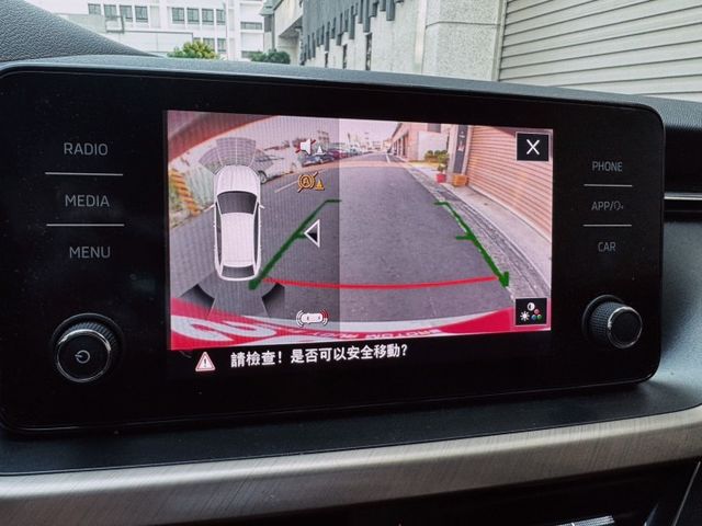 雙區恆溫空調 後座出風口 摸門解鎖 免鑰匙啟動 倒車顯影 前後雷達  第9張相片