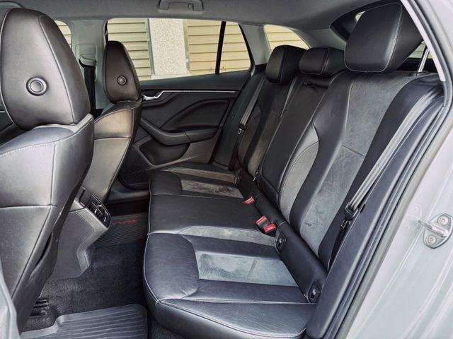 雙區恆溫空調 後座出風口 摸門解鎖 免鑰匙啟動 倒車顯影 前後雷達  第11張相片