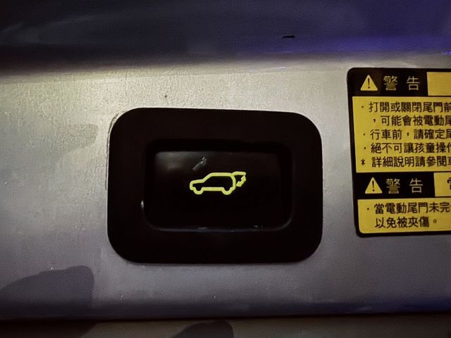 左右電動滑門 電動尾門 電動座椅 倒車顯影 電動天窗  第11張相片