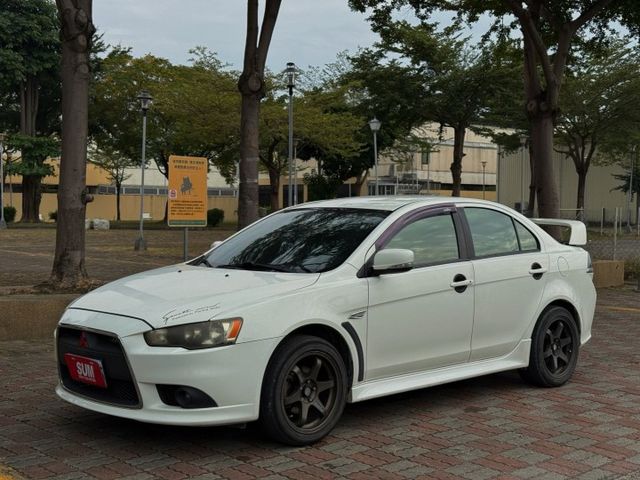 免鑰匙啟動車門鎖 電子煞車力道輔助系統  ISOFIX兒童安全椅固定 恆溫空調 前後霧燈  第1張相片