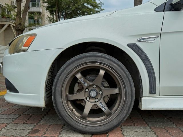 免鑰匙啟動車門鎖 電子煞車力道輔助系統  ISOFIX兒童安全椅固定 恆溫空調 前後霧燈  第3張相片