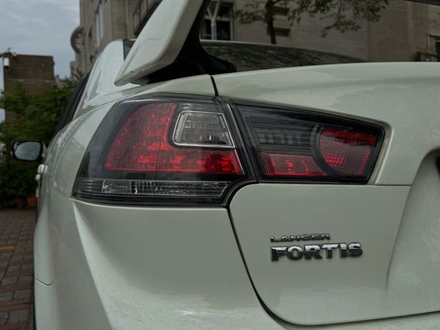 免鑰匙啟動車門鎖 電子煞車力道輔助系統  ISOFIX兒童安全椅固定 恆溫空調 前後霧燈  第4張相片