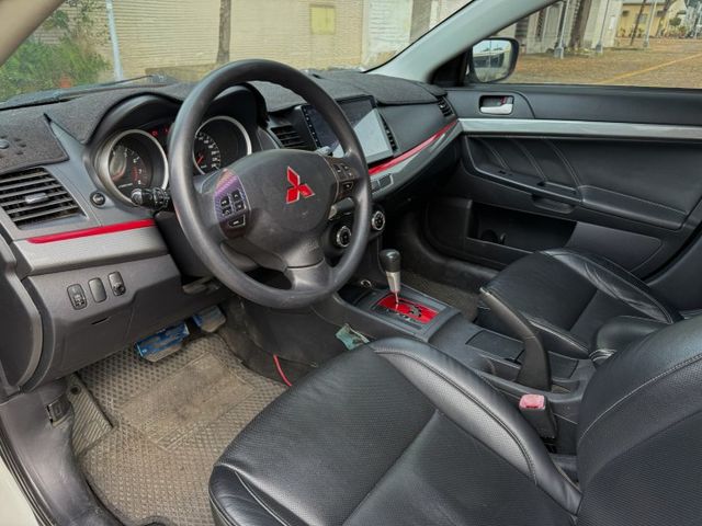 免鑰匙啟動車門鎖 電子煞車力道輔助系統  ISOFIX兒童安全椅固定 恆溫空調 前後霧燈  第5張相片