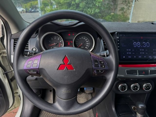 免鑰匙啟動車門鎖 電子煞車力道輔助系統  ISOFIX兒童安全椅固定 恆溫空調 前後霧燈  第7張相片