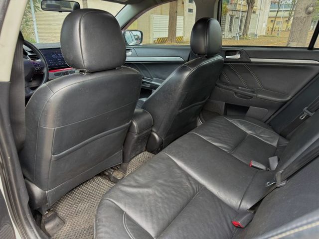 免鑰匙啟動車門鎖 電子煞車力道輔助系統  ISOFIX兒童安全椅固定 恆溫空調 前後霧燈  第8張相片