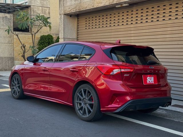 抬頭顯示器 空力套件 雙前座跑車座椅 免鑰 前方駐車雷達  第2張相片