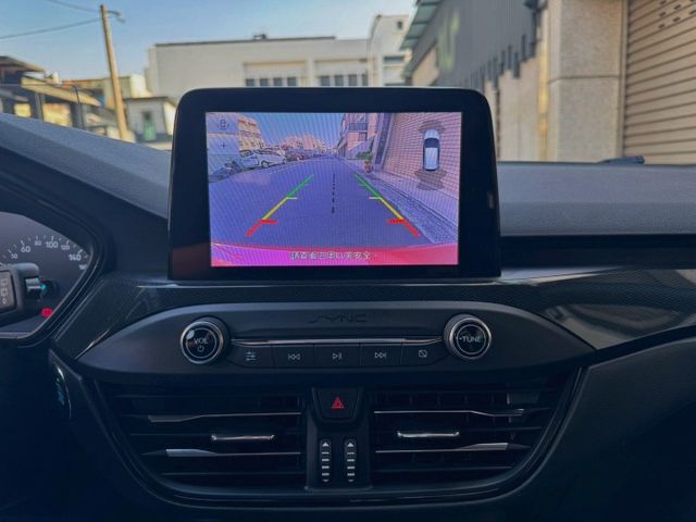 抬頭顯示器 空力套件 雙前座跑車座椅 免鑰 前方駐車雷達  第8張相片