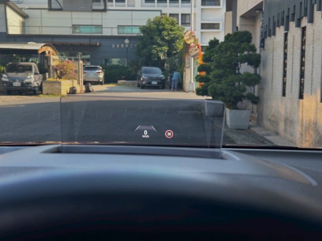 抬頭顯示器 空力套件 雙前座跑車座椅 免鑰 前方駐車雷達  第9張相片