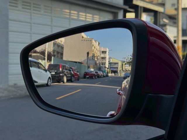 抬頭顯示器 空力套件 雙前座跑車座椅 免鑰 前方駐車雷達  第11張相片