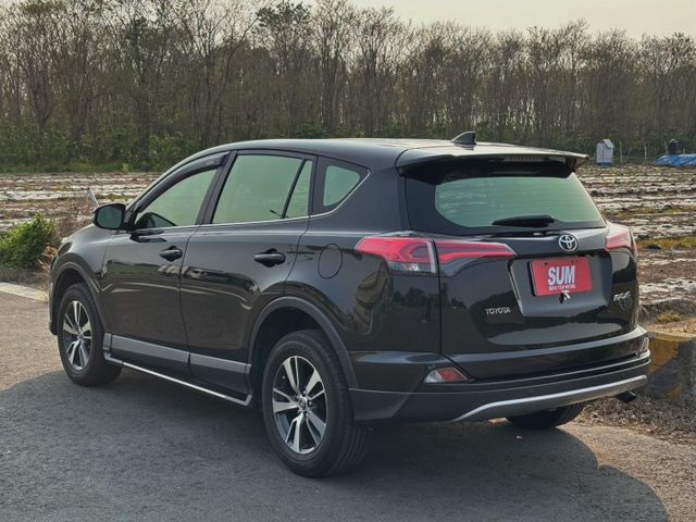 恆溫空調 駕駛座電動調整 免鑰 定速 光感應自動頭燈  第2張相片