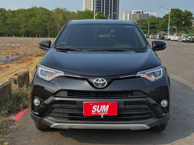 恆溫空調 駕駛座電動調整 免鑰 定速 光感應自動頭燈  第3張相片