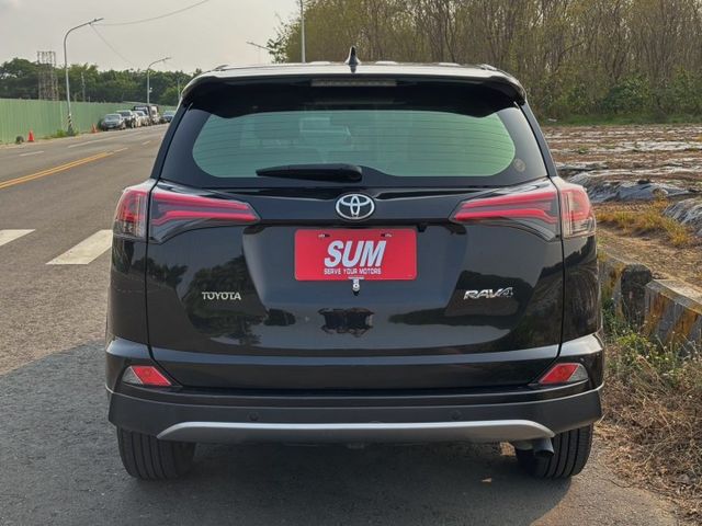 恆溫空調 駕駛座電動調整 免鑰 定速 光感應自動頭燈  第4張相片