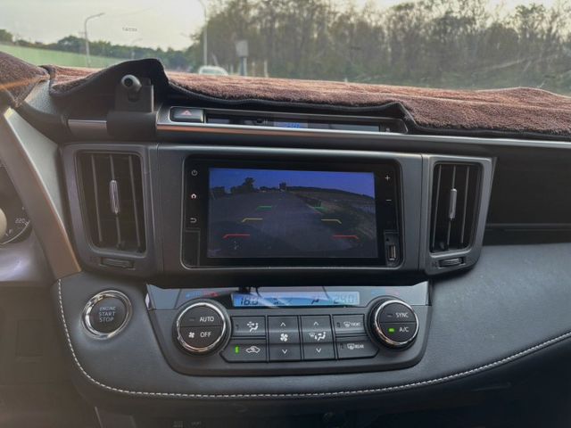 恆溫空調 駕駛座電動調整 免鑰 定速 光感應自動頭燈  第11張相片